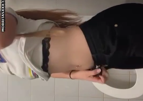 nenita cachetona se baja los pantalones en el baño