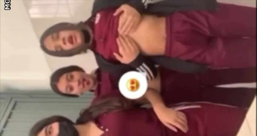enseñando tetas en el baño de la escuela